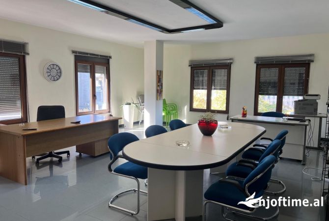 Ambient biznesi me qera 3+1 ne Tirane - 800 Euro