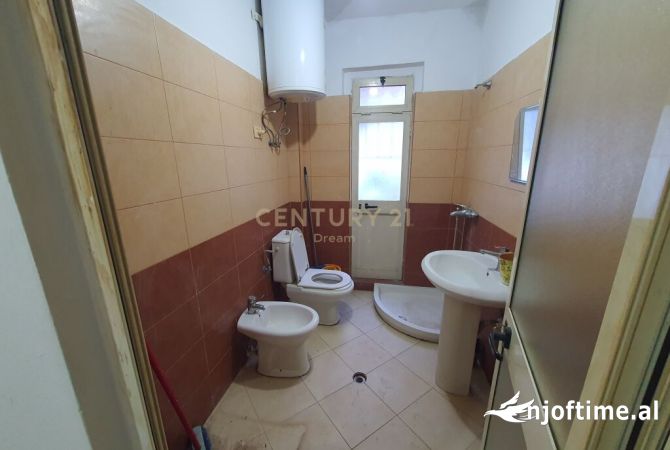 Shtepi ne shitje Apartament ne Tirane, Garsoniere, Mobilimi Pjeserisht e mobiluar, Pagesa 45,000  Euro.