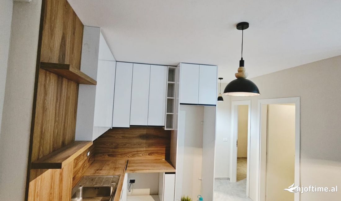 Shtepi ne shitje Apartament ne Tirane, 2+1, Mobilimi Pjeserisht e mobiluar, Pagesa 84,000  Euro.