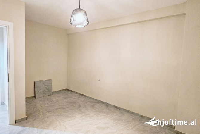Shtepi ne shitje Apartament ne Tirane, 2+1, Mobilimi Pjeserisht e mobiluar, Pagesa 84,000  Euro.