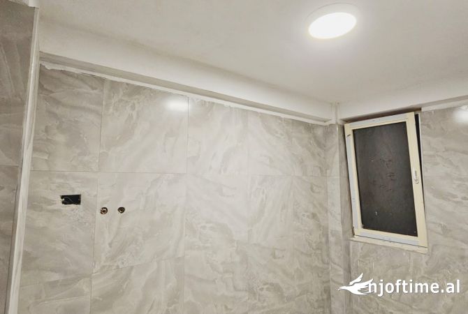 Shtepi ne shitje Apartament ne Tirane, 2+1, Mobilimi Pjeserisht e mobiluar, Pagesa 84,000  Euro.