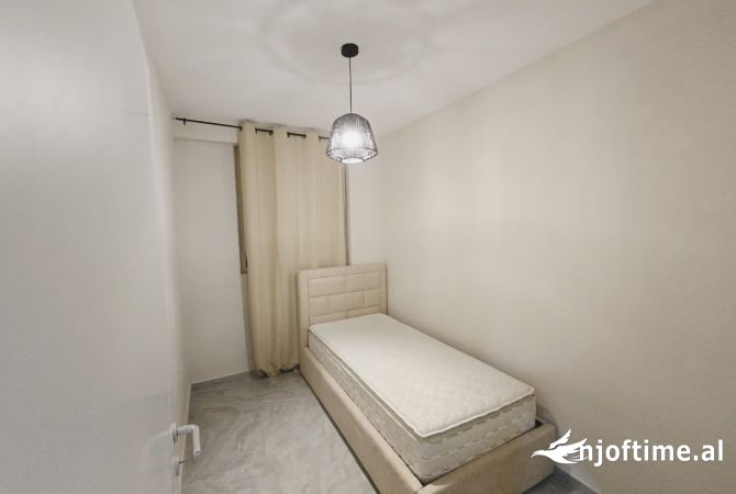 Shtepi ne shitje Apartament ne Tirane, 2+1, Mobilimi Pjeserisht e mobiluar, Pagesa 84,000  Euro.