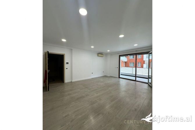 Ambient biznesi me qera 3+1 ne Tirane - 1,200 Euro