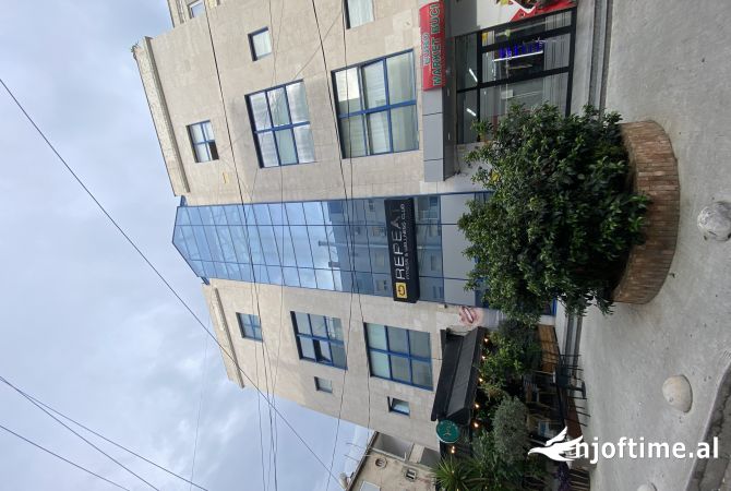 Ambient biznesi me qera 3+1 ne Tirane - 35,000 Leke