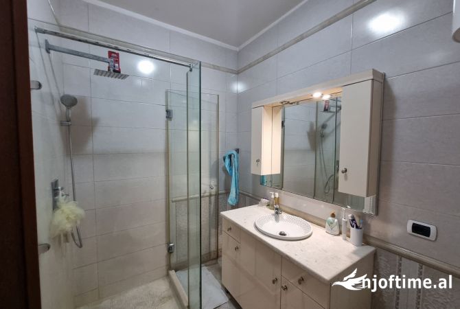 Shtepi ne shitje Apartament ne Tirane, 3+1, Mobilimi E mobiluar, Pagesa 130,000  Euro.