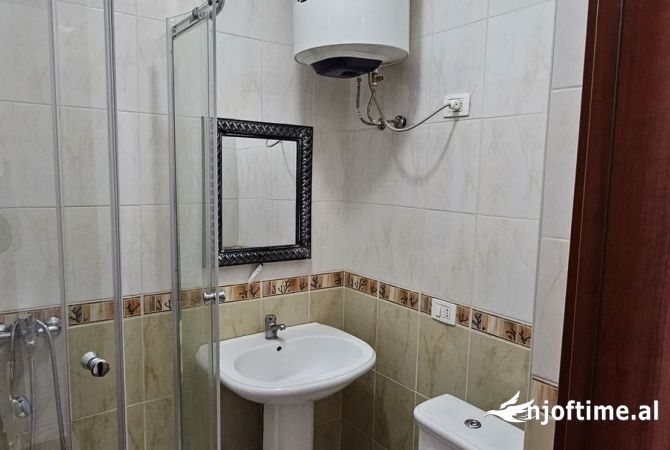 Shtepi ne shitje Apartament ne Tirane, 3+1, Mobilimi E mobiluar, Pagesa 130,000  Euro.
