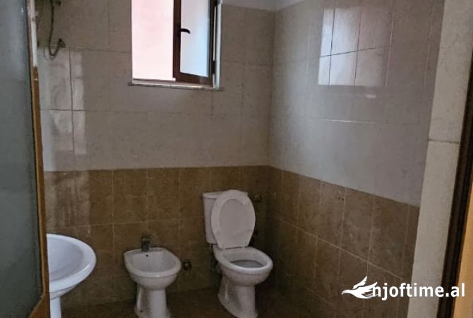 Shtepi me qera Apartament ne Tirane, 2+1, Mobilimi E mobiluar, Pagesa 500  Euro.