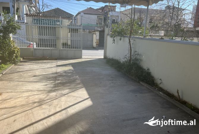 Qera, Ambient Biznesi, Siri Kodra