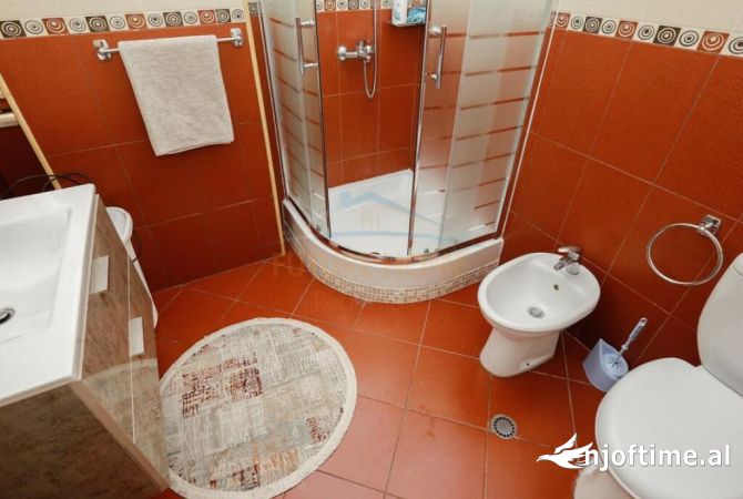 Shtepi ne shitje Apartament ne Tirane, 3+1, Mobilimi E mobiluar, Pagesa 380,000  Euro.