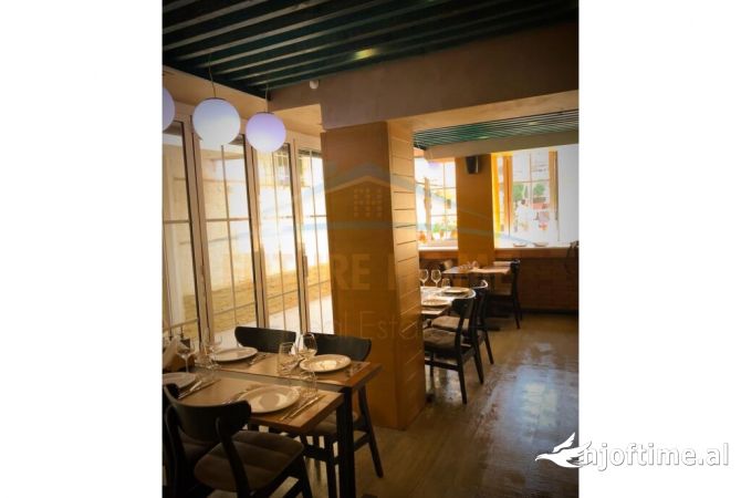 Ambient biznesi me qera 2+1 ne Tirane - 2,000 Euro