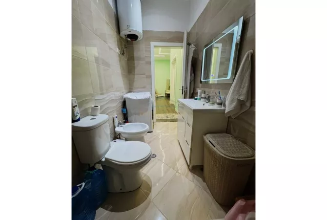 Shtepi ne shitje Apartament ne Tirane, 1+1, Mobilimi E mobiluar, Pagesa 165,000  Euro.