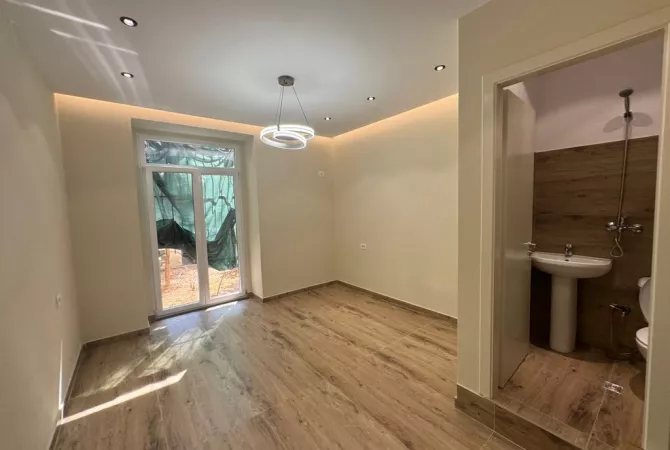 Ambient biznesi me qera 3+1 ne Tirane - 650 Euro