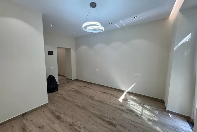 Ambiente Commerciale in Affitto 3+1 a Tirana - 650 Euro