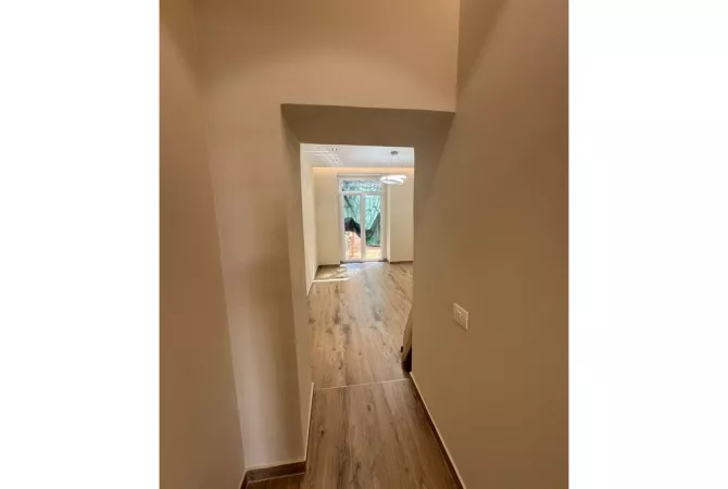 Ambiente Commerciale in Affitto 3+1 a Tirana - 650 Euro
