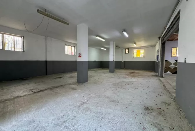 Ambiente Commerciale in Affitto 4+1 a Tirana - 1,700 Euro