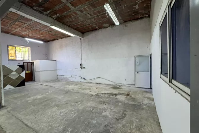 Ambiente Commerciale in Affitto 4+1 a Tirana - 1,700 Euro