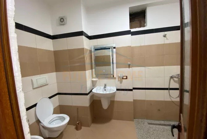 Shtepi me qera Apartament ne Tirane, 3+1, Mobilimi E mobiluar, Pagesa 500  Euro.
