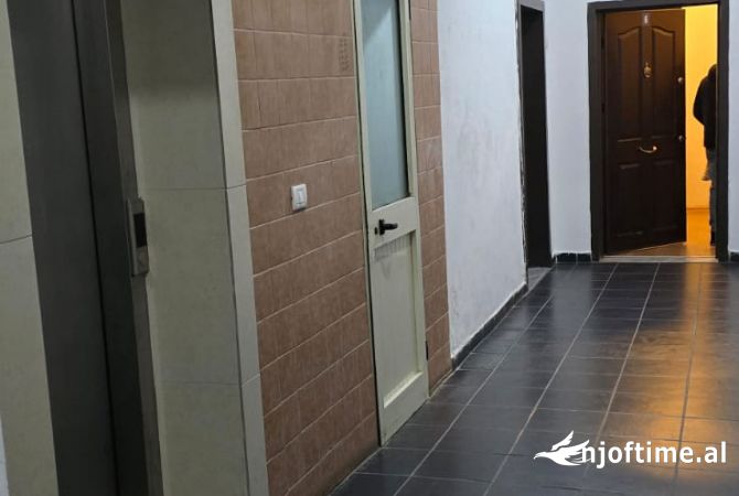 Shtepi ne shitje Apartament ne Tirane, 2+1, Mobilimi Pjeserisht e mobiluar, Pagesa 140,500  Euro.
