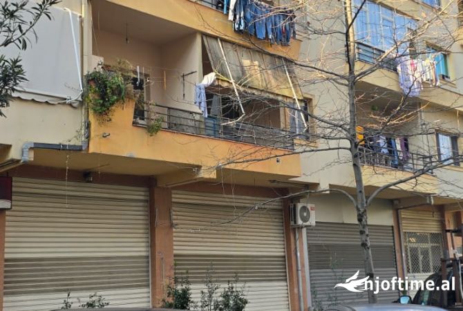 2+1+2 kati pare dhe me poste parkimi