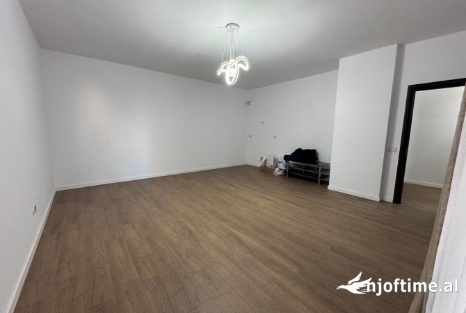 Shtepi ne shitje Apartament ne Tirane, 1+1, Mobilimi Bosh, pa mobiluar, Pagesa 95,000  Euro.