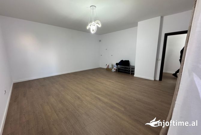Shtepi ne shitje Apartament ne Tirane, 1+1, Mobilimi Bosh, pa mobiluar, Pagesa 95,000  Euro.