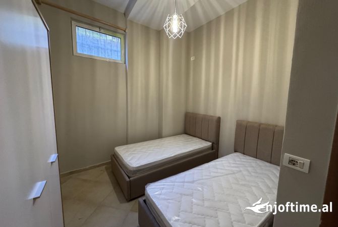 Shtepi me qera Apartament ne Tirane, 2+1, Mobilimi E mobiluar, Pagesa 400  Euro.