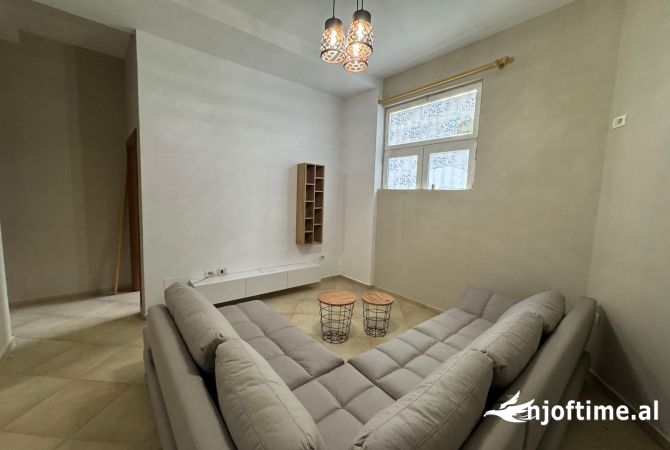 Shtepi me qera Apartament ne Tirane, 2+1, Mobilimi E mobiluar, Pagesa 400  Euro.