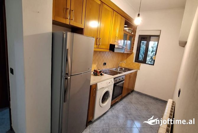 Shtepi me qera Apartament ne Tirane, 2+1, Mobilimi E mobiluar, Pagesa 420  Euro.