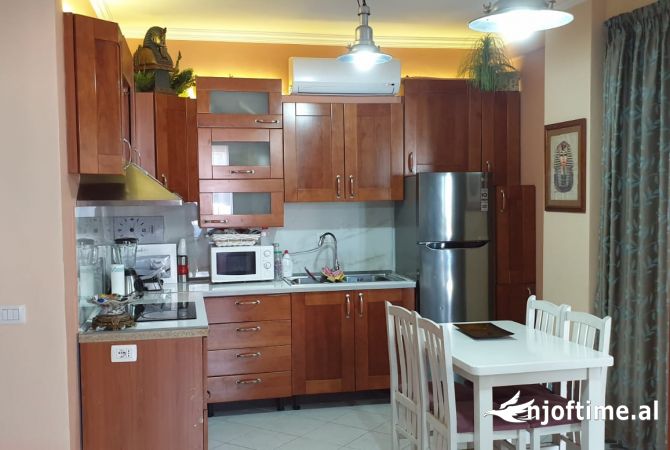 Shtepi me qera Apartament ne Tirane, 2+1, Mobilimi E mobiluar, Pagesa 45,000  Leke.