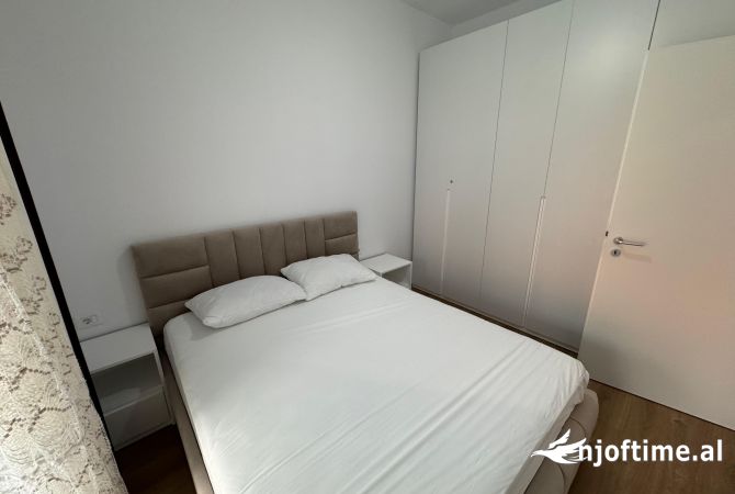 Shtepi me qera Apartament ne Tirane, 2+1, Mobilimi Pjeserisht e mobiluar, Pagesa 40,000  Leke.