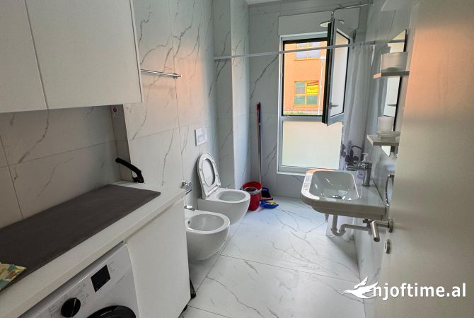 Shtepi me qera Apartament ne Tirane, 2+1, Mobilimi Pjeserisht e mobiluar, Pagesa 40,000  Leke.