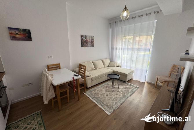 Shtepi me qera Apartament ne Tirane, 2+1, Mobilimi Pjeserisht e mobiluar, Pagesa 40,000  Leke.
