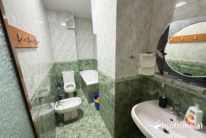 Shtepi me qera Apartament ne Tirane, 2+1, Mobilimi E mobiluar, Pagesa 1,000  Euro.