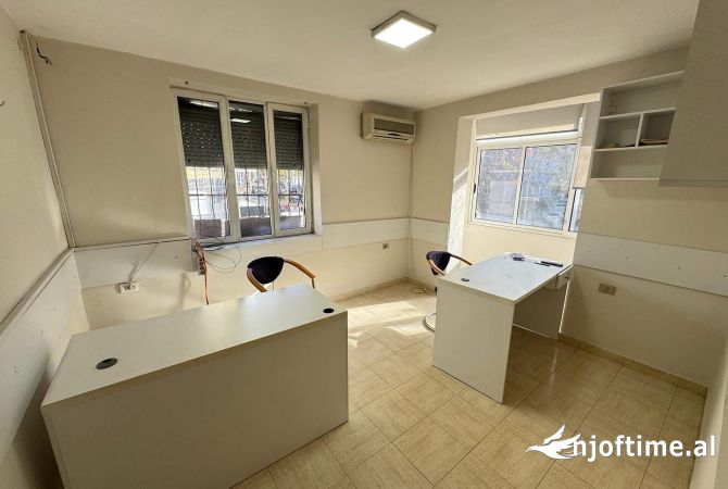Shtepi me qera Apartament ne Tirane, 2+1, Mobilimi Pjeserisht e mobiluar, Pagesa 500  Euro.