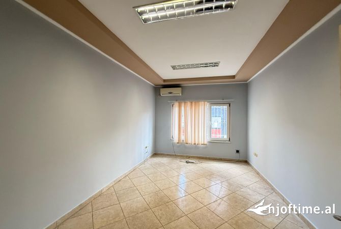 Shtepi me qera Apartament ne Tirane, 3+1, Mobilimi Bosh, pa mobiluar, Pagesa 80,000  Leke.
