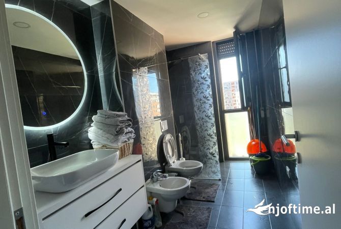 Shtepi ne shitje Apartament ne Tirane, 2+1, Mobilimi E mobiluar, Pagesa 240,000  Euro.