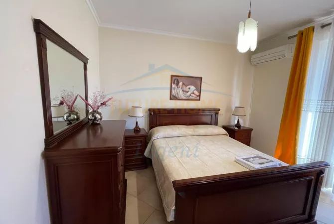 Shtepi me qera Apartament ne Tirane, 3+1, Mobilimi E mobiluar, Pagesa 1,000  Euro.