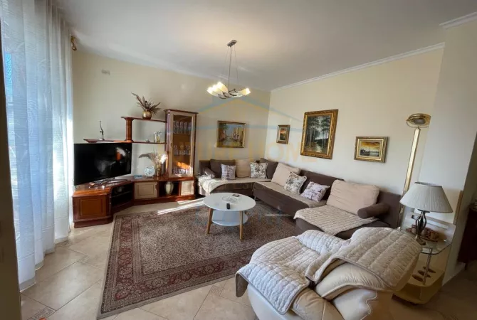 Shtepi me qera Apartament ne Tirane, 3+1, Mobilimi E mobiluar, Pagesa 1,000  Euro.