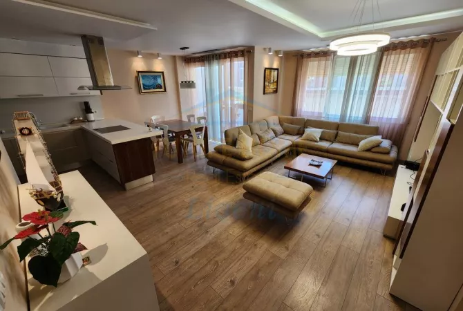 Shtepi me qera Apartament ne Tirane, 3+1, Mobilimi E mobiluar, Pagesa 900  Euro.