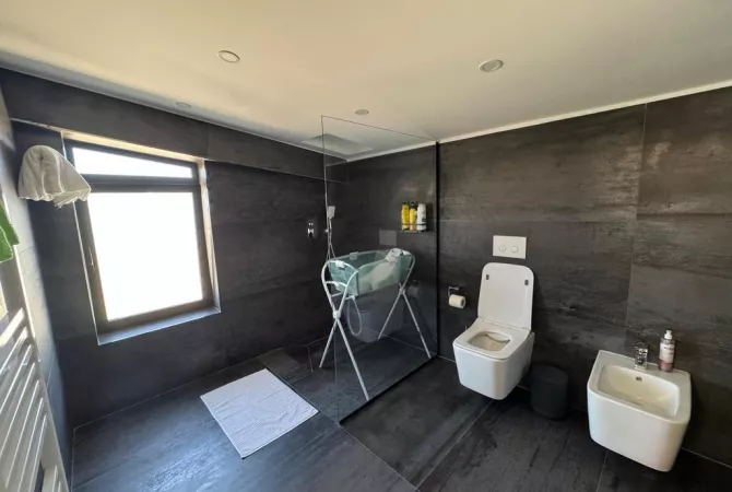 Shtepi ne shitje Duplex(shtepi me 2 kate) ne Tirane, 2+1, Mobilimi E mobiluar, Pagesa 300,000  Euro.