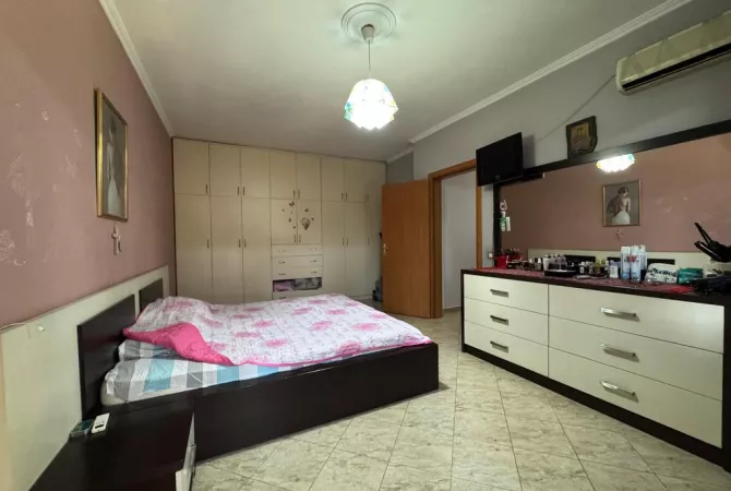 Shtepi ne shitje Apartament ne Tirane, 2+1, Mobilimi E mobiluar, Pagesa 225,000  Euro.