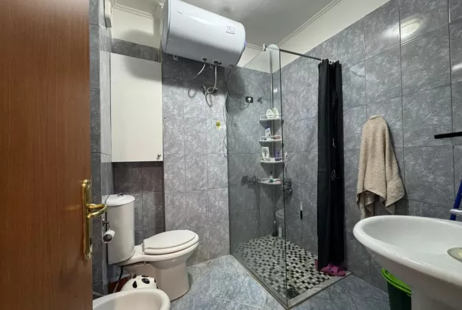 Shtepi ne shitje Apartament ne Tirane, 2+1, Mobilimi E mobiluar, Pagesa 225,000  Euro.