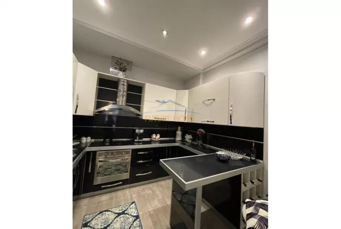 Shtepi me qera 3+1 ne Tirane - 1,300 Euro