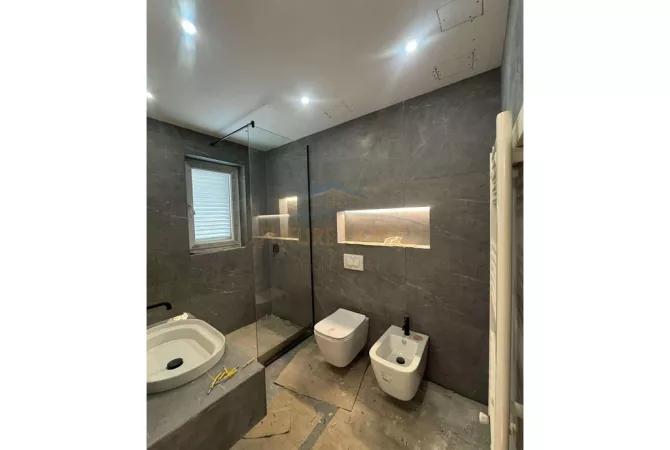 Shtepi ne shitje Apartament ne Tirane, 3+1, Mobilimi Bosh, pa mobiluar, Pagesa 320,000  Euro.