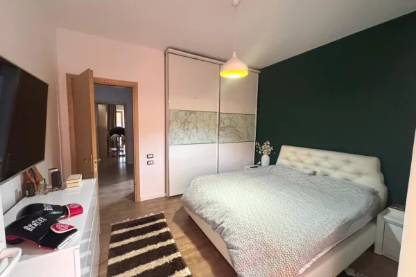 Shtepi ne shitje Apartament ne Tirane, 2+1, Mobilimi Pjeserisht e mobiluar, Pagesa 200,000  Euro.