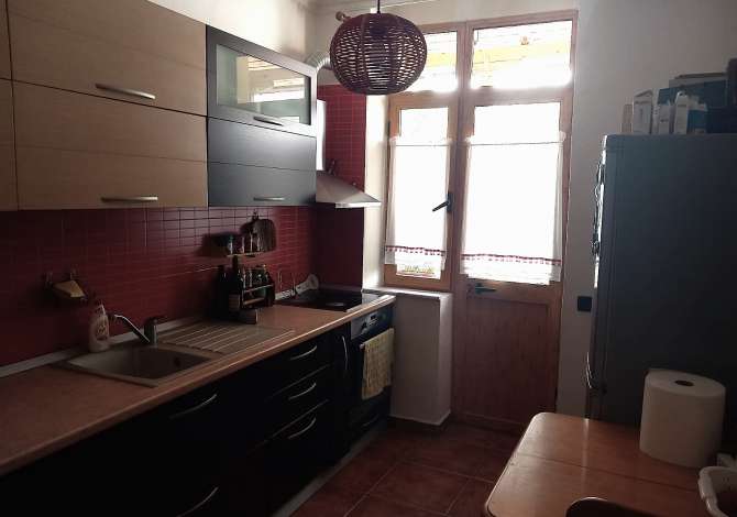 Shtepi ne shitje Duplex(shtepi me 2 kate) ne Tirane, 4+1, Mobilimi E mobiluar, Pagesa 239,000  Euro.