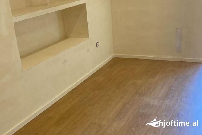 Jepet ambjent per zyra me qera tek rruga e kavajes 