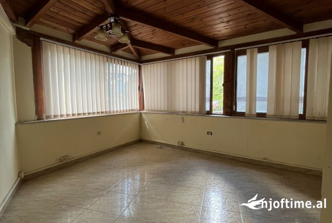 Ambient biznesi me qera 3+1 ne Tirane - 1,600 Euro