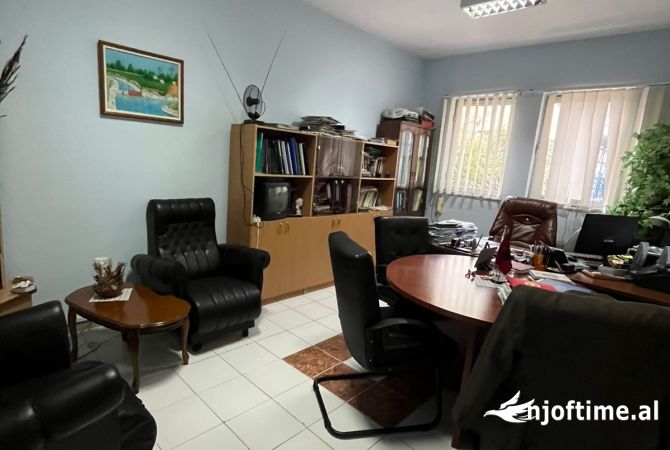 Ambient biznesi me qera 3+1 ne Tirane - 1,600 Euro
