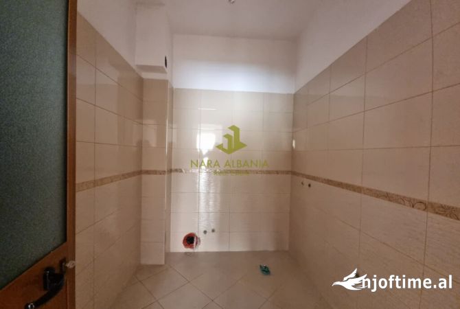 Shtepi ne shitje Apartament ne Tirane, 2+1, Mobilimi Bosh, pa mobiluar, Pagesa 135,000  Euro.